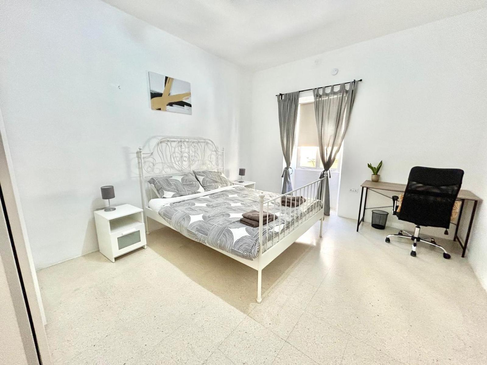 St Julians - Balluta Bay Large 3 Bedroom Apartment Sliema Zewnętrze zdjęcie